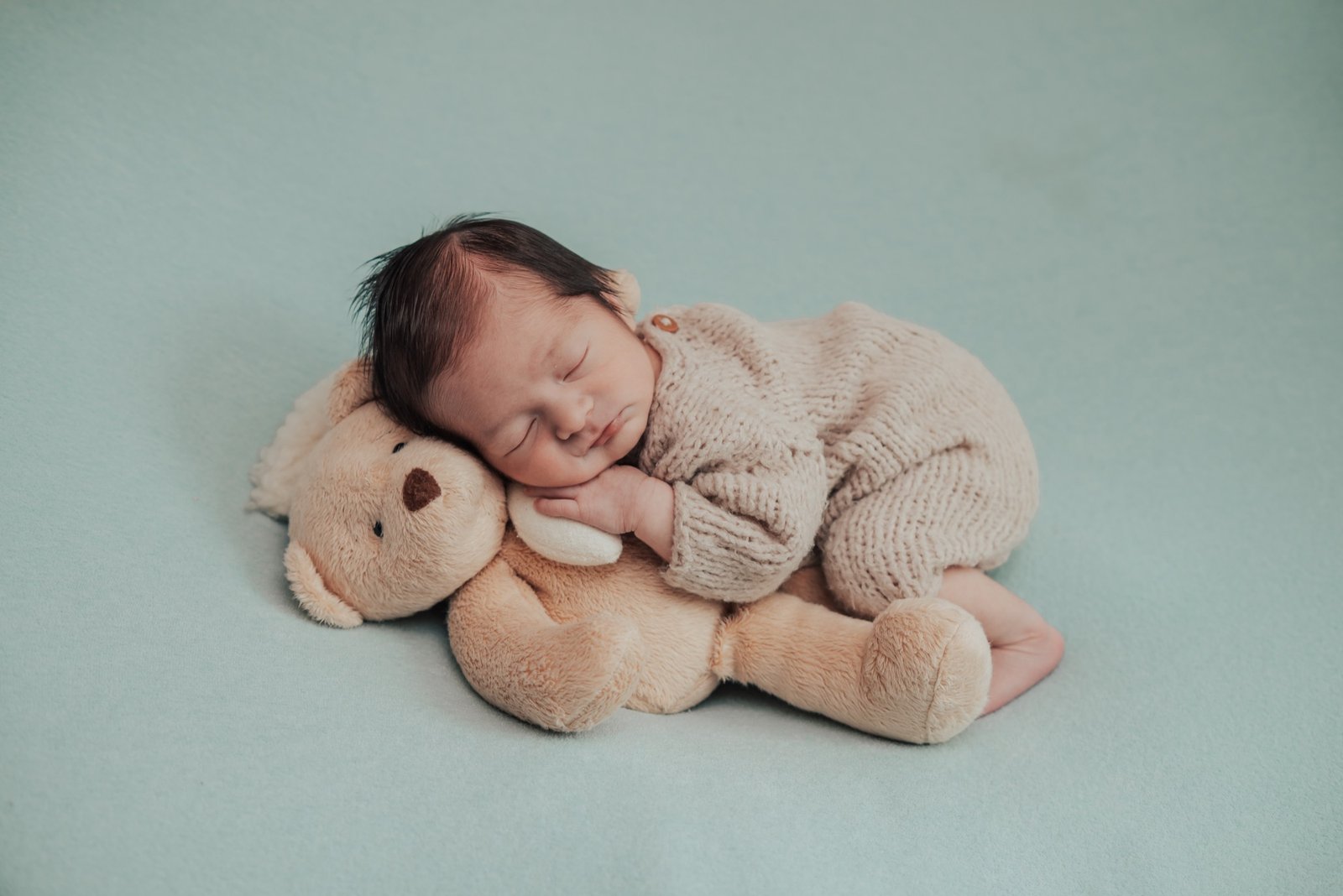 Bebê dormindo com ursinho