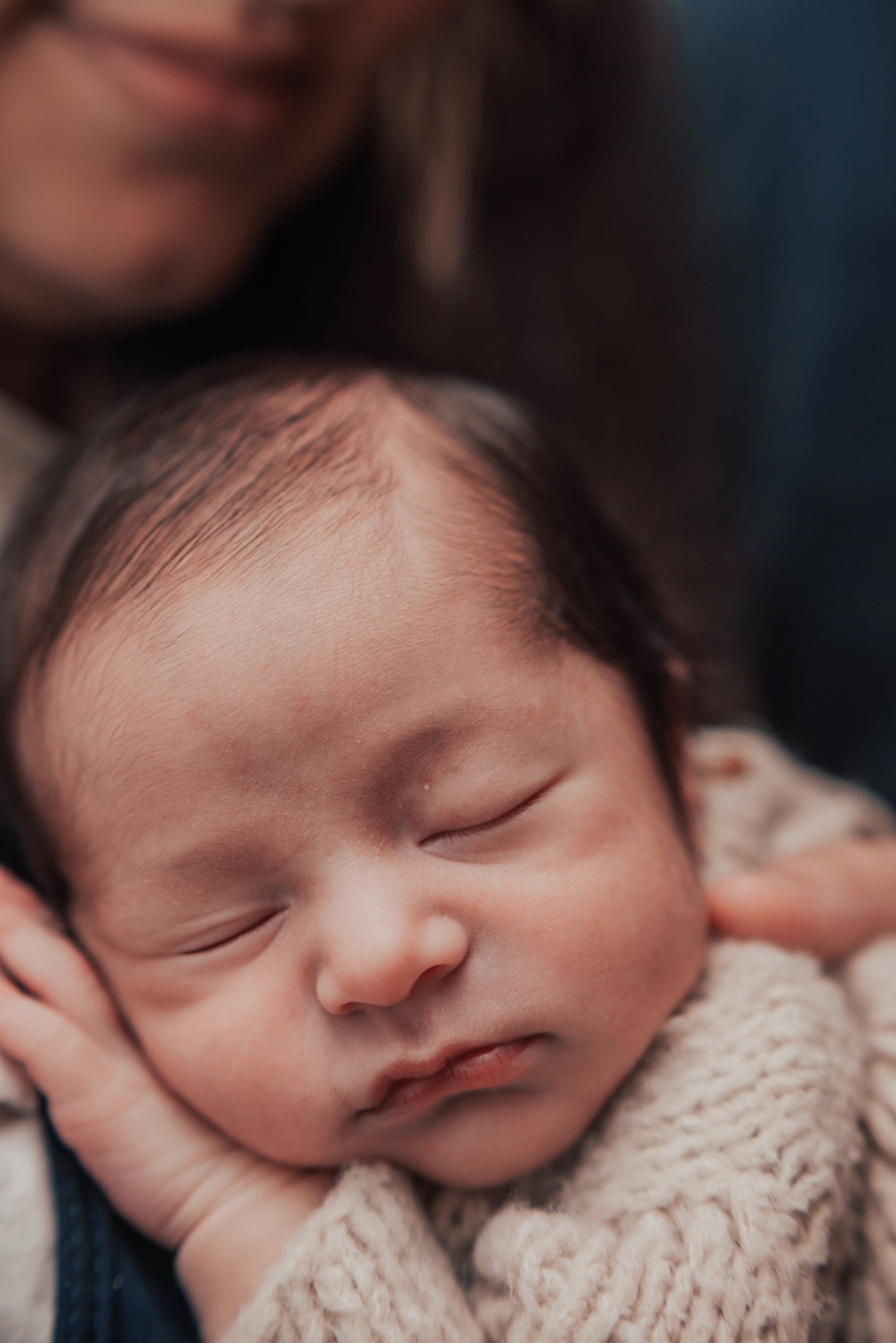 Bebê com mãe no ensaio newborn